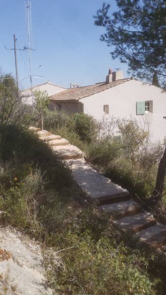 Création d'escalier en traverse paysagère avec du tout venant et des pierres dans le var