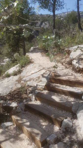 Beau tracé pour cet escalier en flanc de colinne à Puyloubier dans le 13