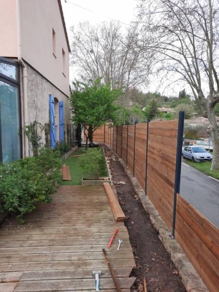 Montage de la palissade en ebois classe IV dans le Var