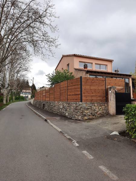 Palissade en bois pour valoriser une maison dans le Var