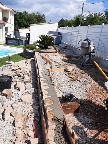 Muret en pieres bâties avec du béton à Saint Maximin La Sainte Baume