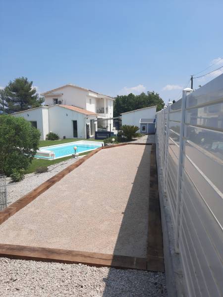 Bel aménagement paysager avec un terain de jeu de boule à Saint Maximin dans le Var