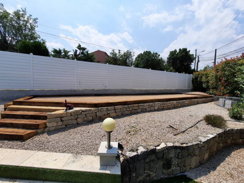 Terrain de pétanque avec un escalier en traverse paysager à Saint Maximin