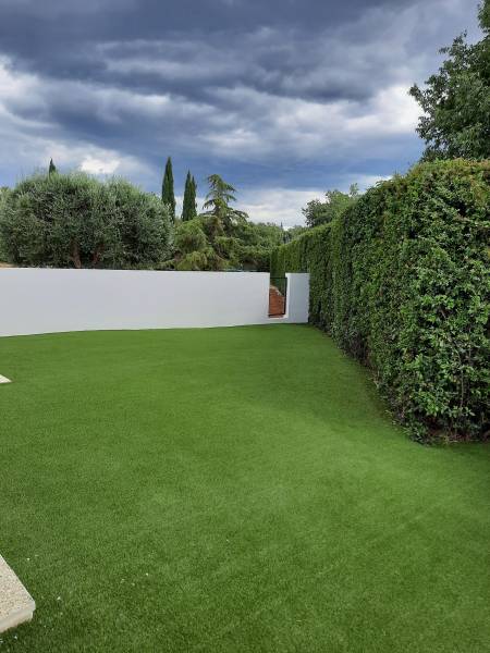 Une belle pelouse synthétique installée dans un jardin de Saint Maximin La Saint Baume