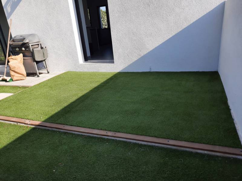 Jardin et terrasse avec du gazon synthétique dans le Var