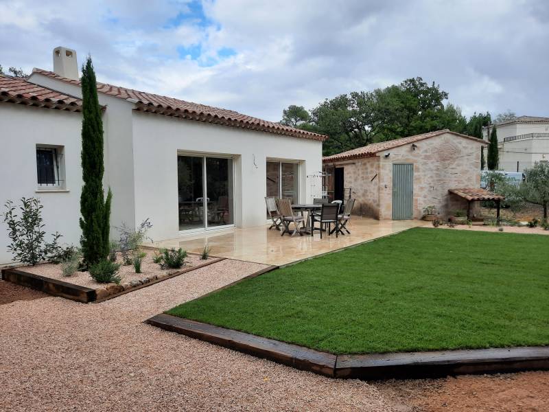 Améangement paysager autour d'une terrasse avec accès PMR dans le Var