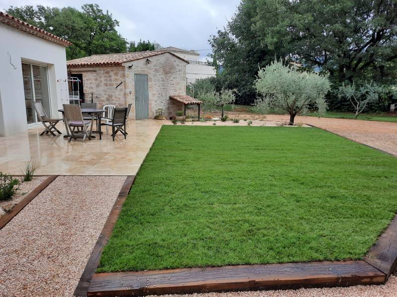 Aménagement paysager devant une terrasse de vila à Nans les Pins