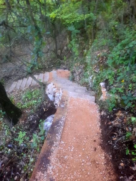 Escalier avec un palier en colline en provence verte