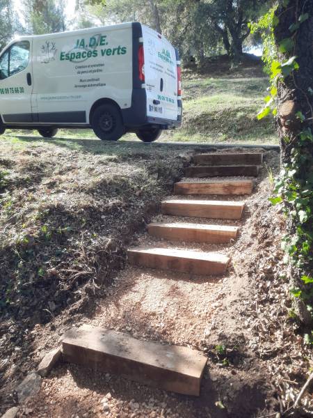 Escalier en traverses paysagère dans le Var