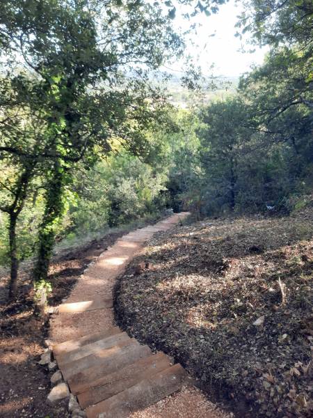 JADE Espaces Verts crée des escaliers en colline dans le var