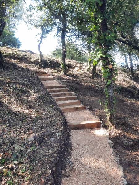 Escalier facilitant la montée d'un flan de colline dans le var