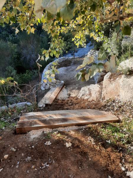Traverse paysagère pour créer un escalier en colline dans les bouches du Rhône