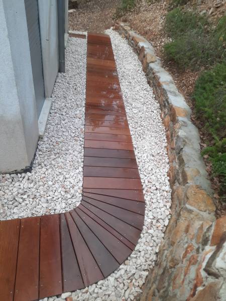 Passerelle avec un virage soleil dans le var