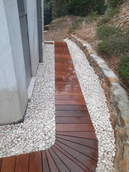 Soleil en bois exotique pour faire un arrondi dans une passerelle dans le Var