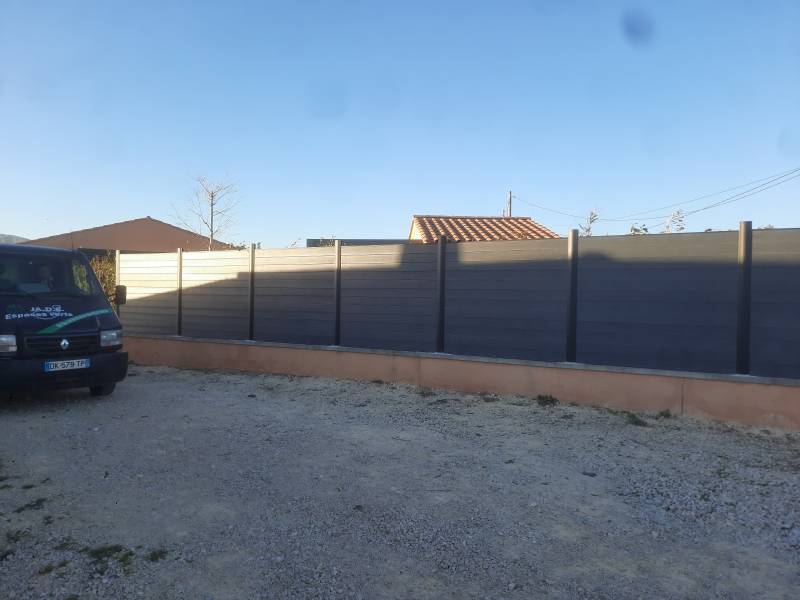 Une palissade en remplacement d'une haie envahissante à Pourrières dans le Vr