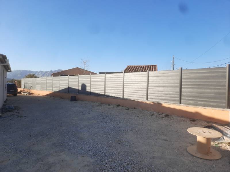 Une cloture en plastique recyclé c'est sans entretien pendant plus de 20 ans même dans le Var