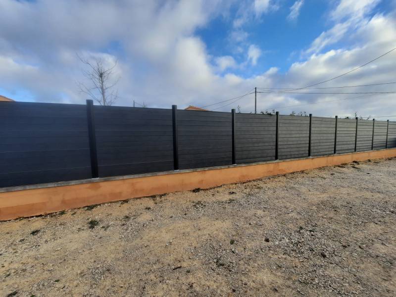 Une cloture sur muret posée avec platine à Pourrières dans le Var