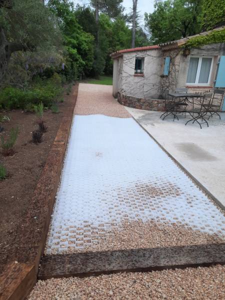 Stabilisation d'allée avec les dalles Gravelgrid à St maximin dans le Var