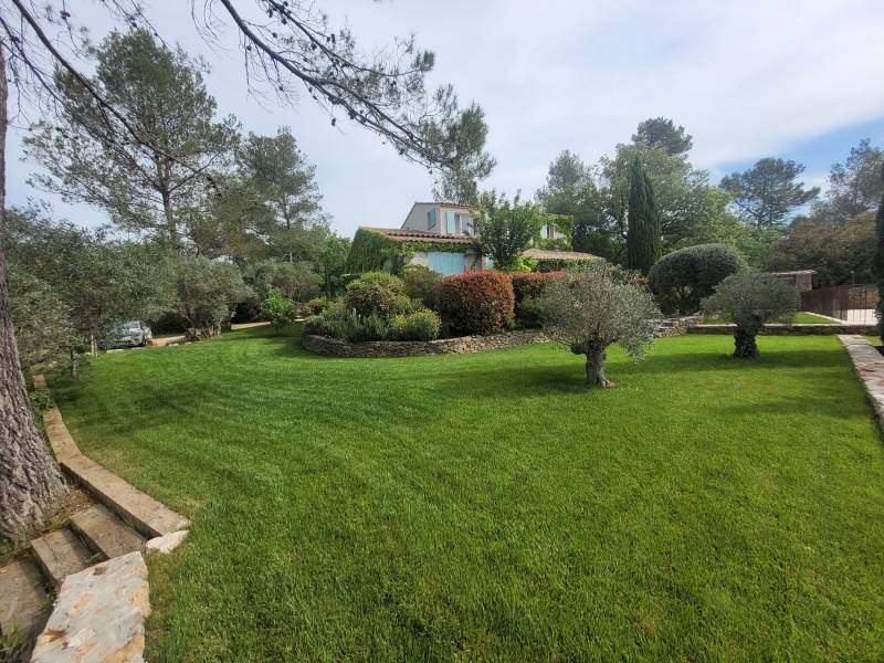 La fin de l'été chaud, l'automne saison fantastique et l'hiver vivifiant par le froid.