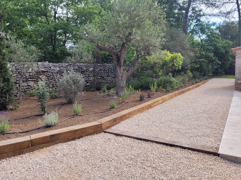 Un bel réaménagement paysager à St Maximin dans les var