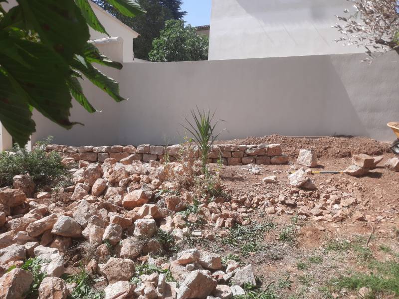 Création d'un muret en pierres sèches à St Maximin dans le Var