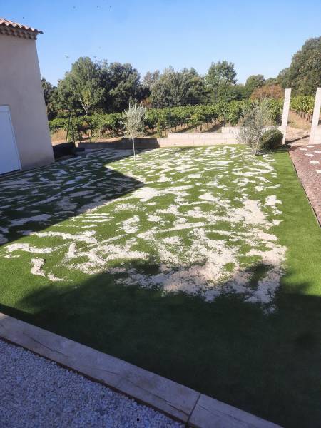 Sablage du gazon pour le lester contre le vent du Var