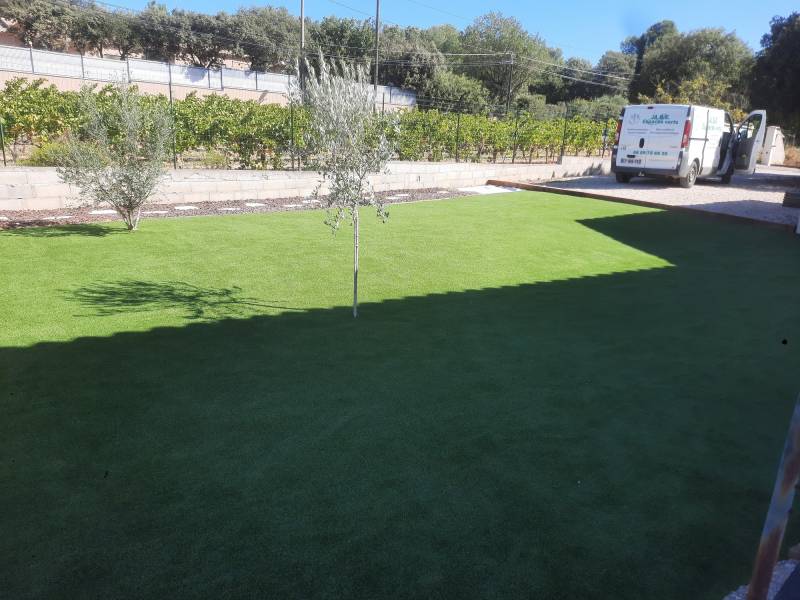 Beau gazon synthétique installé à Pourrières à côté de St Maximin La Ste Baume