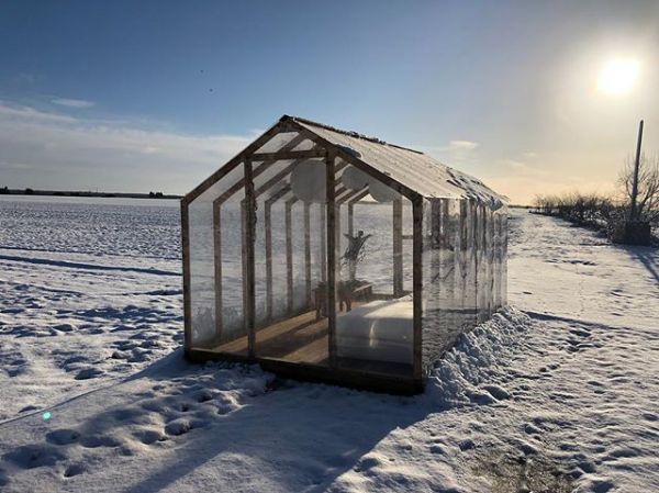 Serre en bois sous la neige au chaud