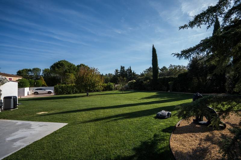 Gazon plaque entretenu par robot de tonte à St Maximin La Ste Baume