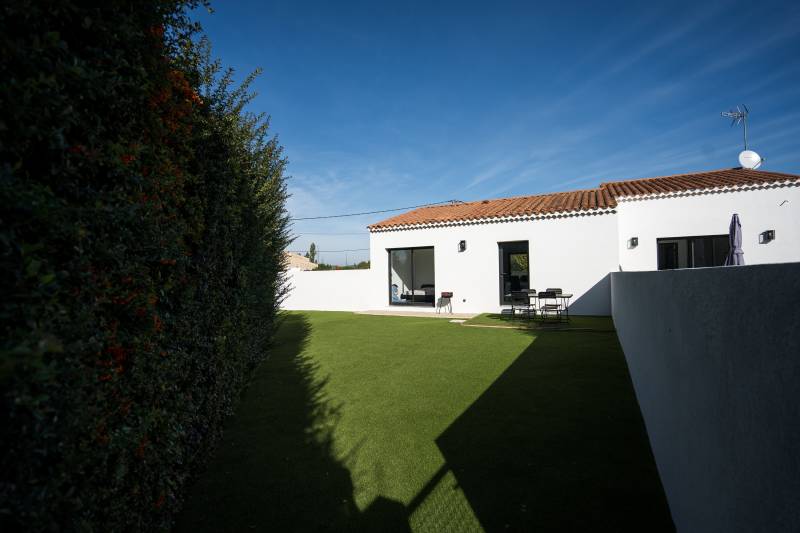Gazon synthétique pour la jardin du studio à St Maximin la sainte Baume