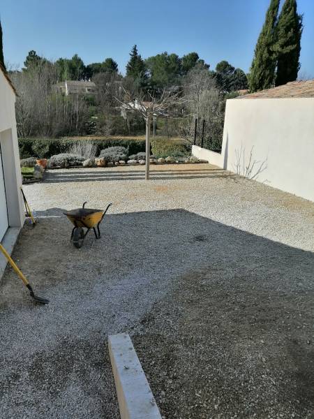 Préparation à la stabilisation du parking à Pourrières