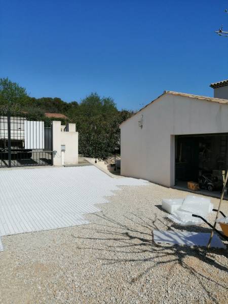 Pose de dalle gravelgrid à pourrières dans le var