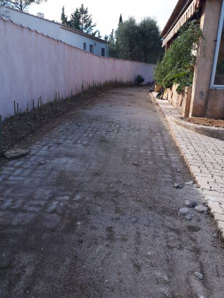 Zone pavé et bambous nettoyée dans le var