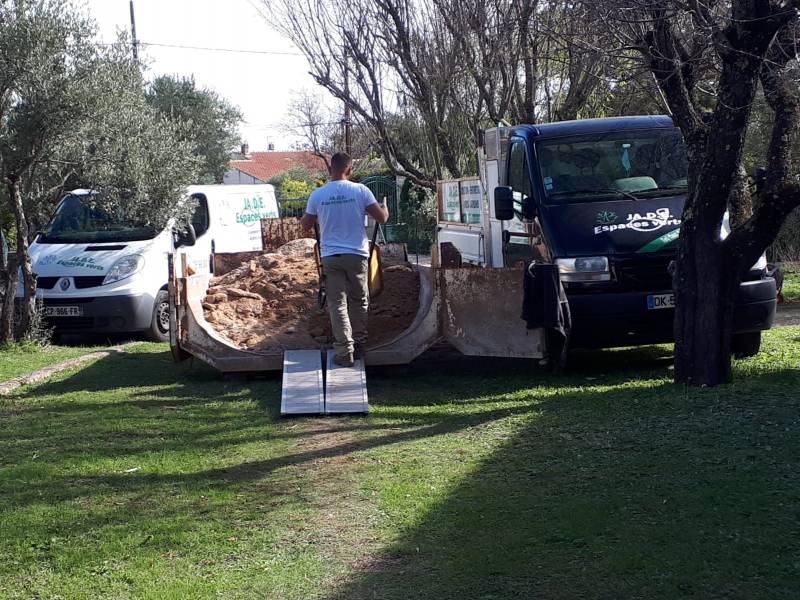Evacuation de la terre, graviers et rhizomes de bambou à St Maximin La Ste Baume dans le Var