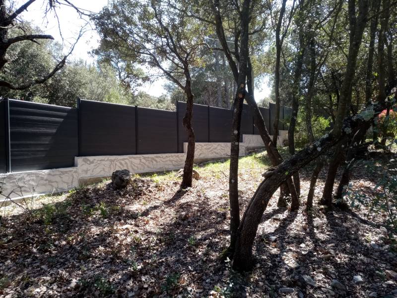 Clôture en plastique recyclé spéciale bord de mer aux embruns du Var