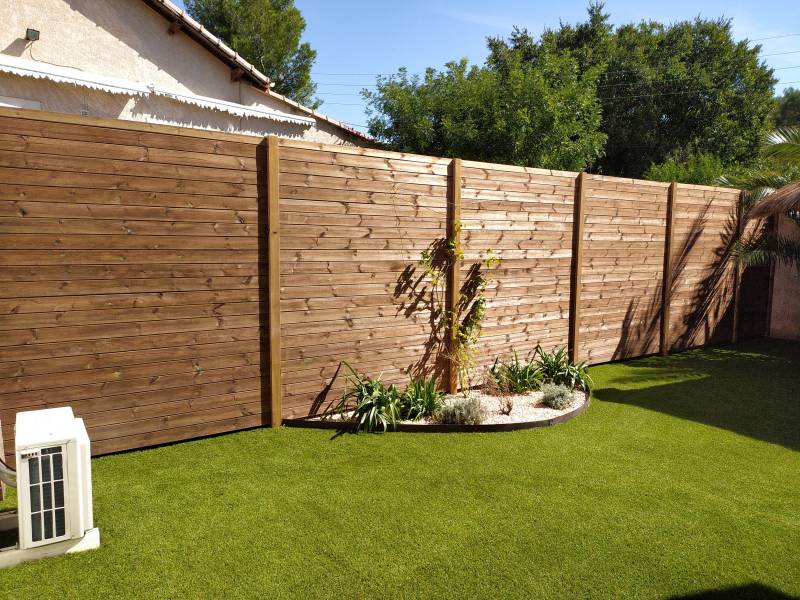 Une belle palissade en bous pour réaménager ce petit jardin à Marseille