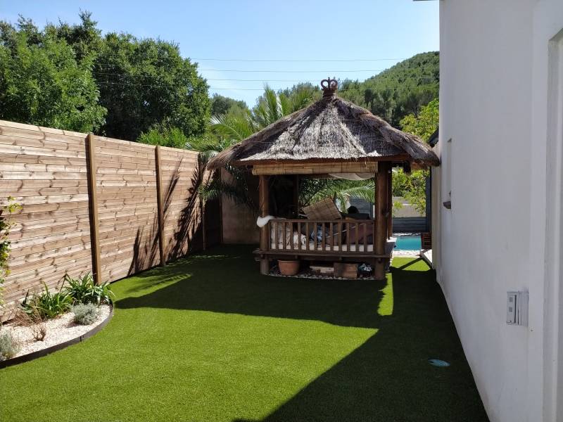 Une pallissade en bois pour remplacer une haie a Marseille