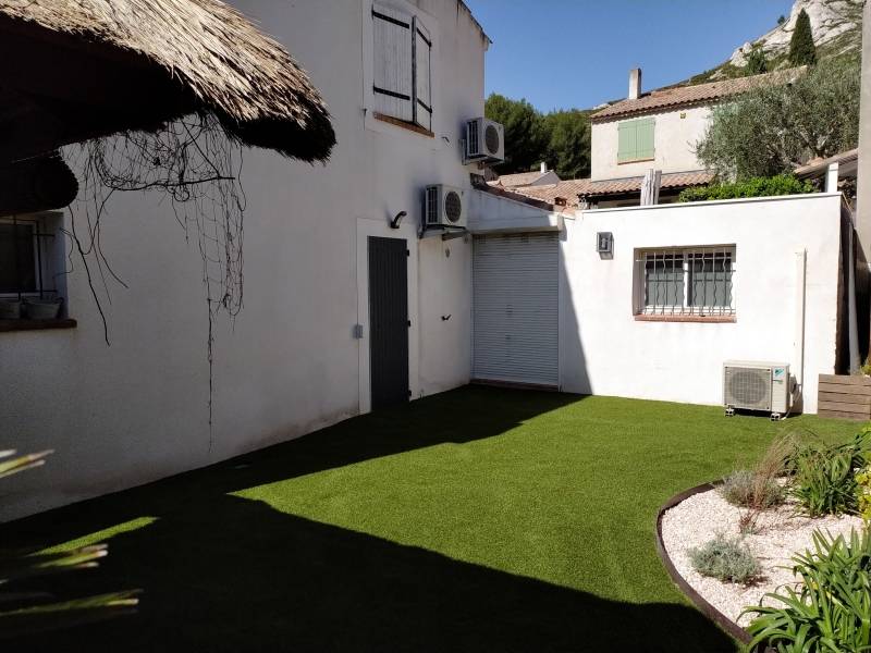 Un gazon synthétique pour un jardinet à Marseille