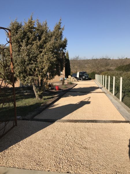 Voie d'accès stabilisée avec gestion des eaux de pluie dans le Var