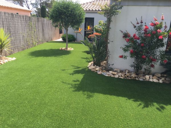 Gazon synthétique posé dans le var