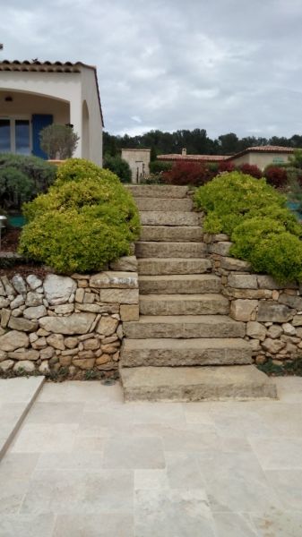 Escalier en pierres de taille var