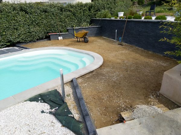 Décapage du sol en vue d'une pose de pelouse synthétique dans le Var