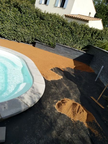 Mise en place du sable pour la pose d'un gazon synthétique dans le Var