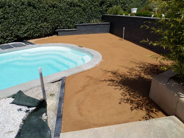 Sable compacté pour la pose d'une pelouse synthétique dans le Var