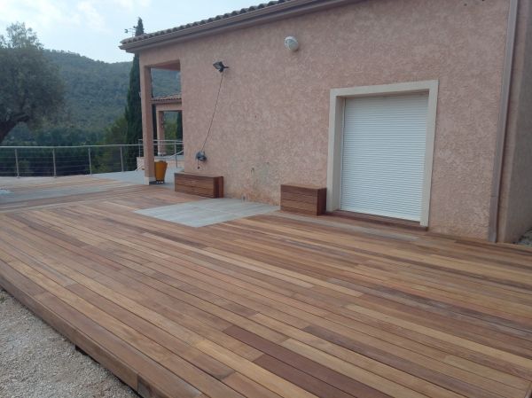 Terrasse bois exotique dans le Var