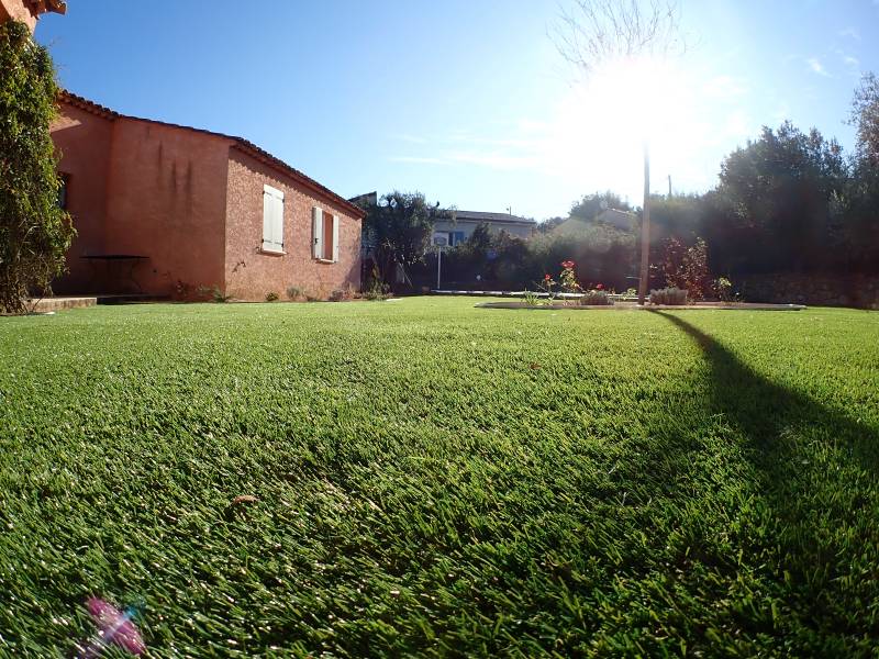 Très joli gazon synthétique installé à St Maximin La Sainte Baume