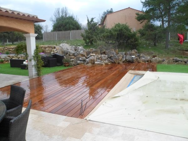 Plage de piscine en bois dans le var