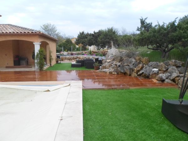 Plage en bois et gazon synthétique dans le var