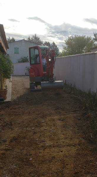 Décapage à la minipelle des rhizomes de bambous à St Maximin la Ste Baume
