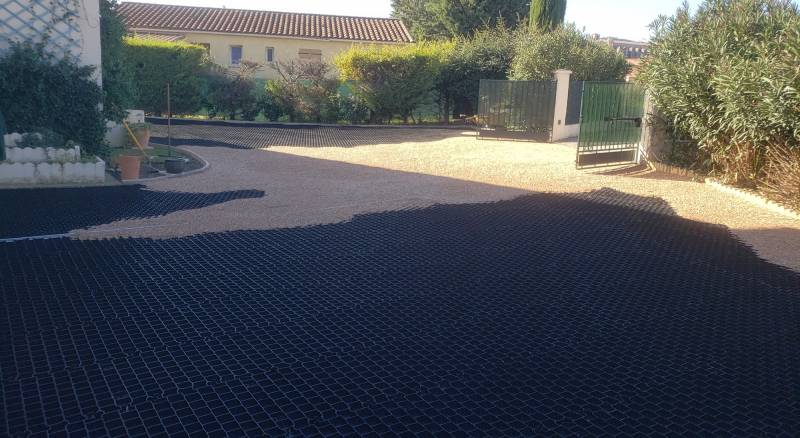 Parking stabilisé avec du gravier de la arrière de Candelon dans le Var